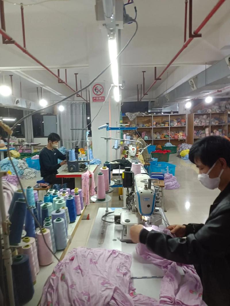 生產(chǎn)車間忙碌的一天 走進(jìn)服裝廠的日常